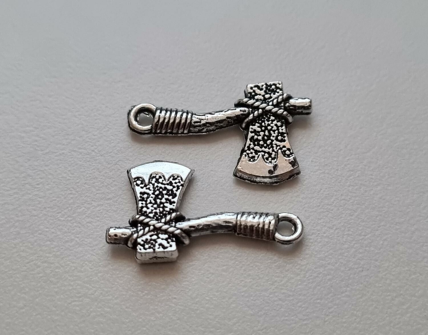 Miniatyr Charms Berlocker Yxor, 2 st silverfärgade