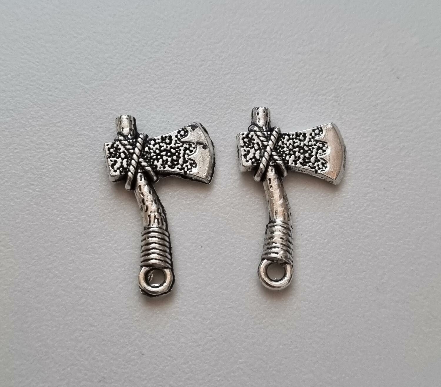 Miniatyr Charms Berlocker Yxor, 2 st silverfärgade