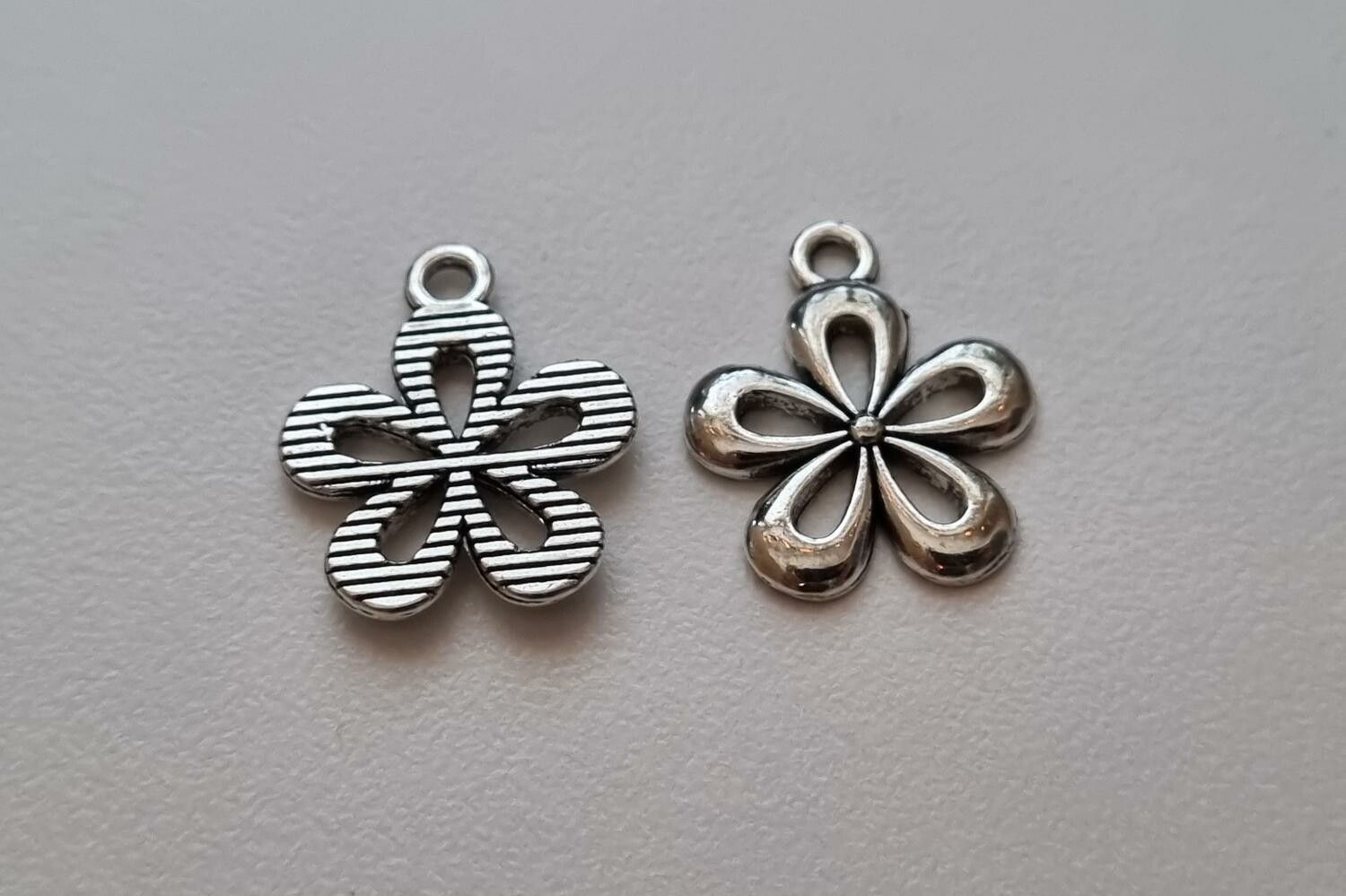 Berlocker Charms, Silvrig blomma