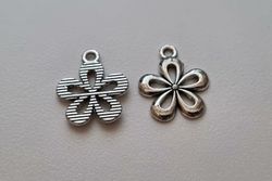 Berlocker Charms, Silvrig blomma
