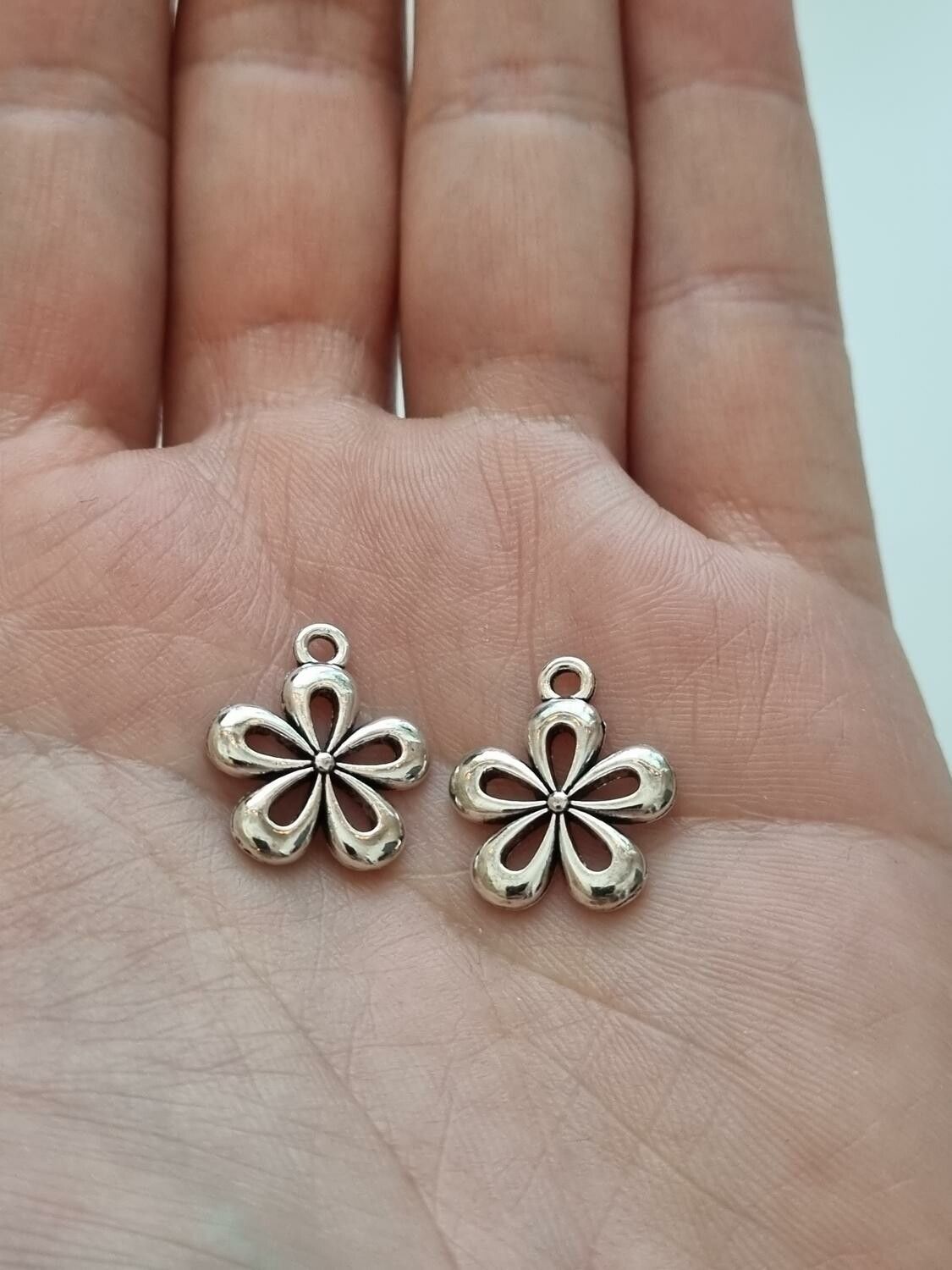 Berlocker Charms, Silvrig blomma