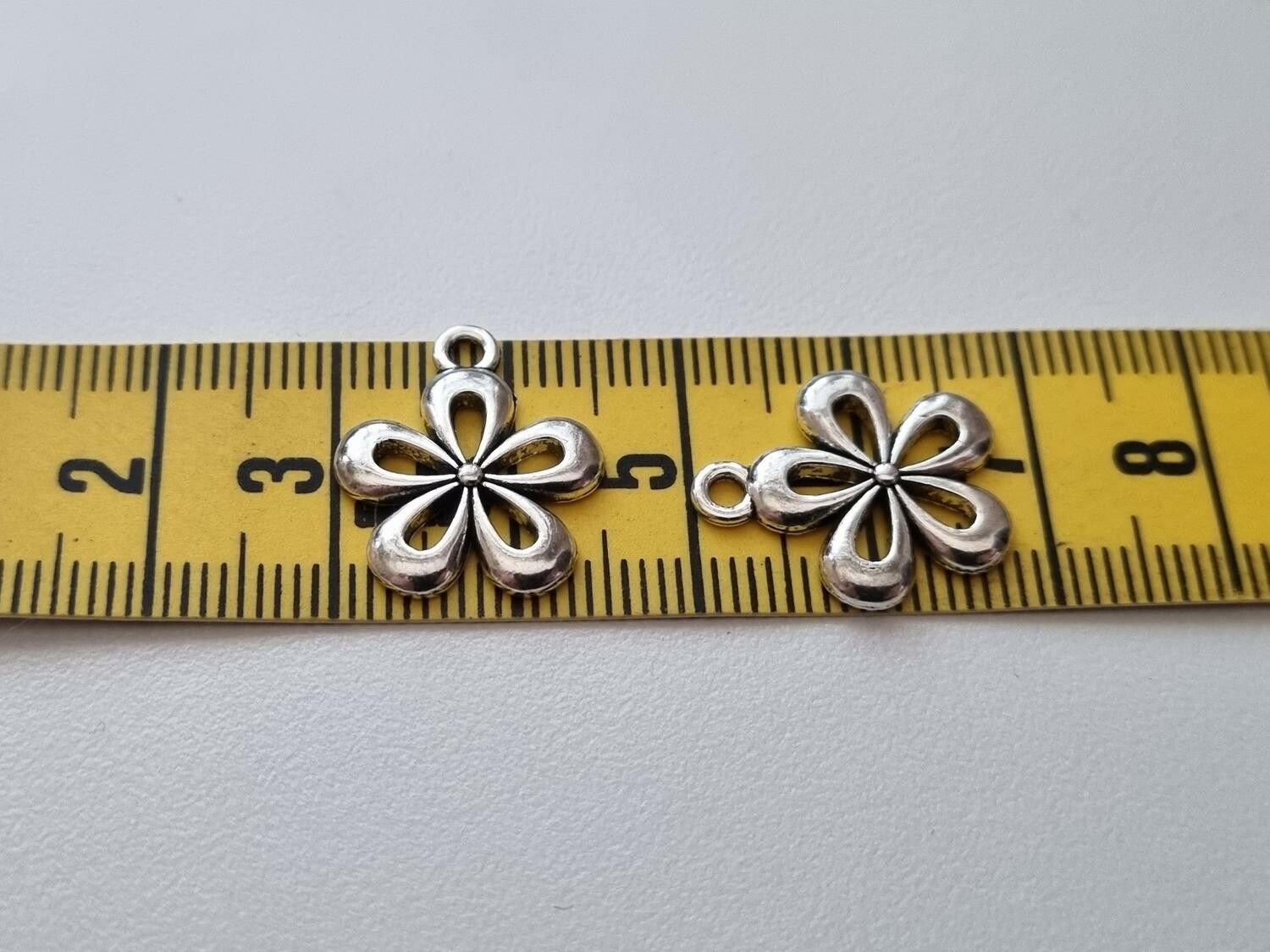 Berlocker Charms, Silvrig blomma