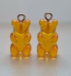 2 st orangea Gummibjörnar, miniatyrer berlocker charms