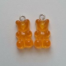 2 st orangea Gummibjörnar, miniatyrer berlocker charms