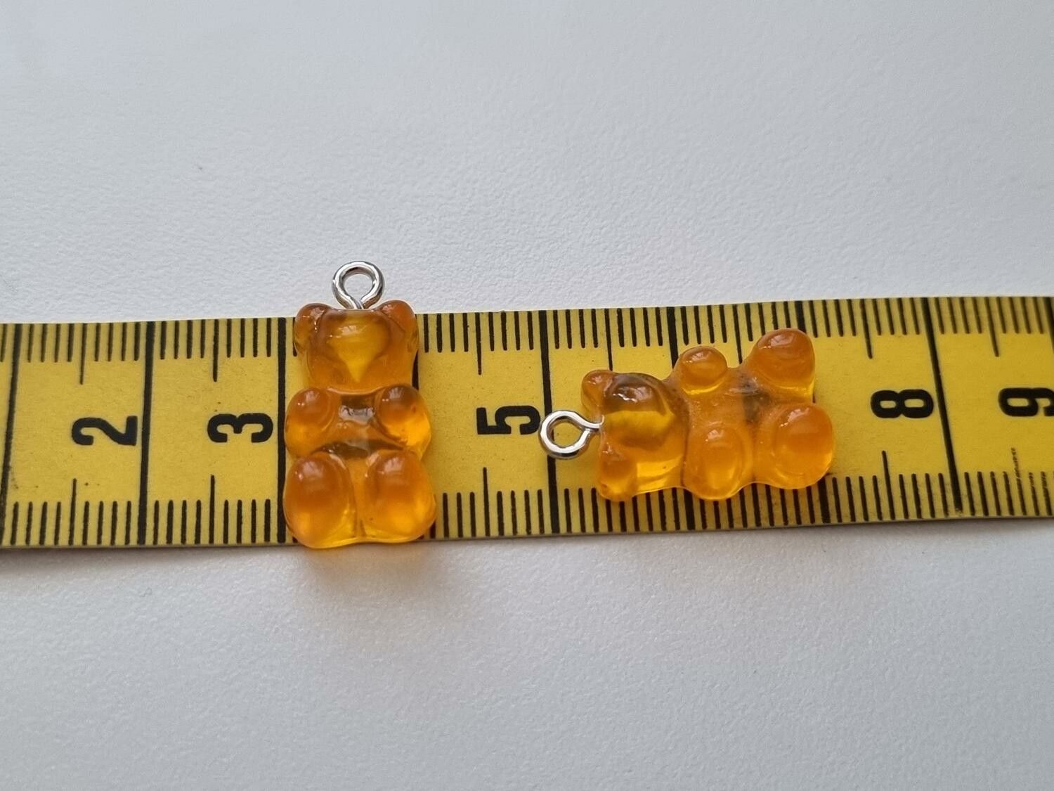 2 st orangea Gummibjörnar, miniatyrer berlocker charms