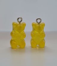 2 st gula Gummibjörnar, miniatyrer berlocker charms