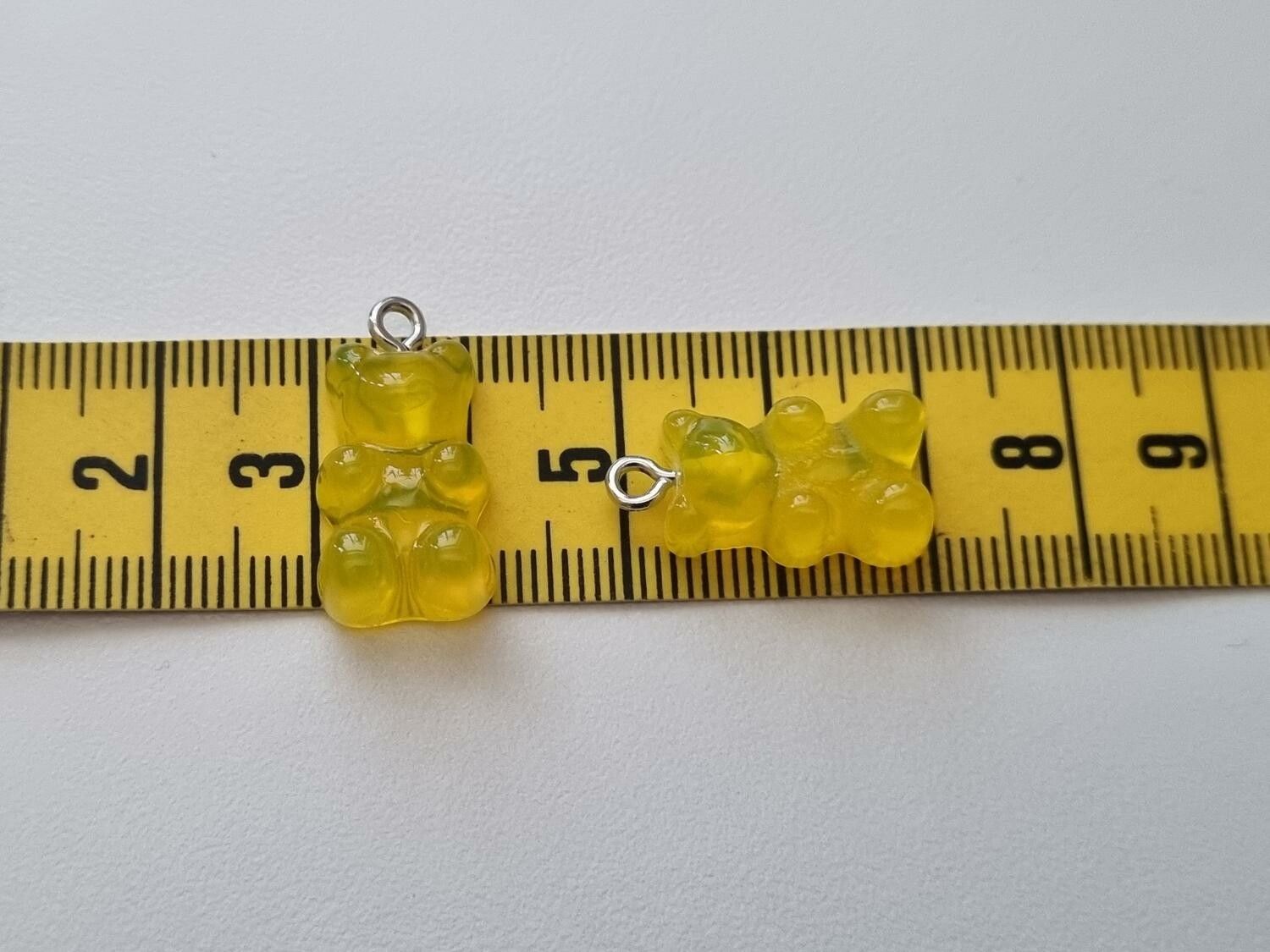 2 st gula Gummibjörnar, miniatyrer berlocker charms