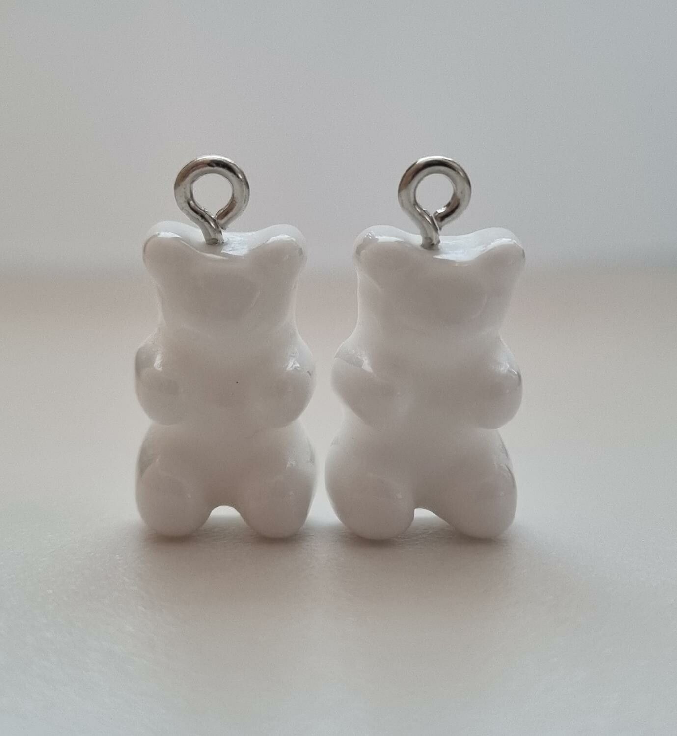 2 st vita Gummibjörnar, miniatyrer berlocker charms