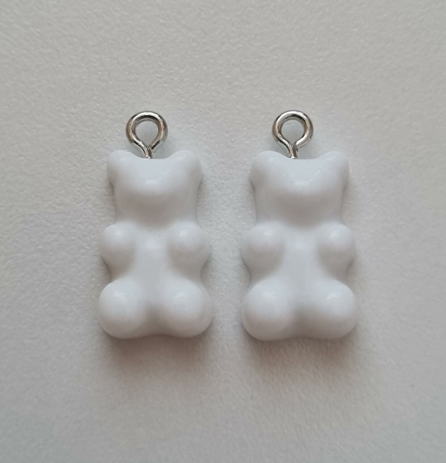 2 st vita Gummibjörnar, miniatyrer berlocker charms