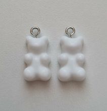 2 st vita Gummibjörnar, miniatyrer berlocker charms