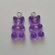 2 st lila Gummibjörnar, miniatyrer berlocker charms