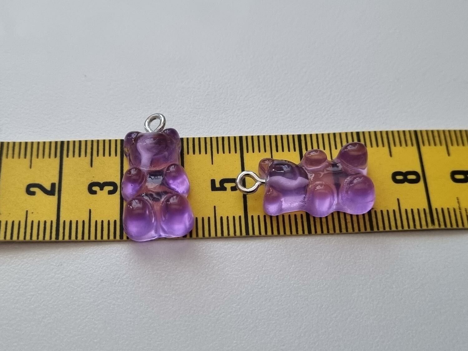 2 st lila Gummibjörnar, miniatyrer berlocker charms