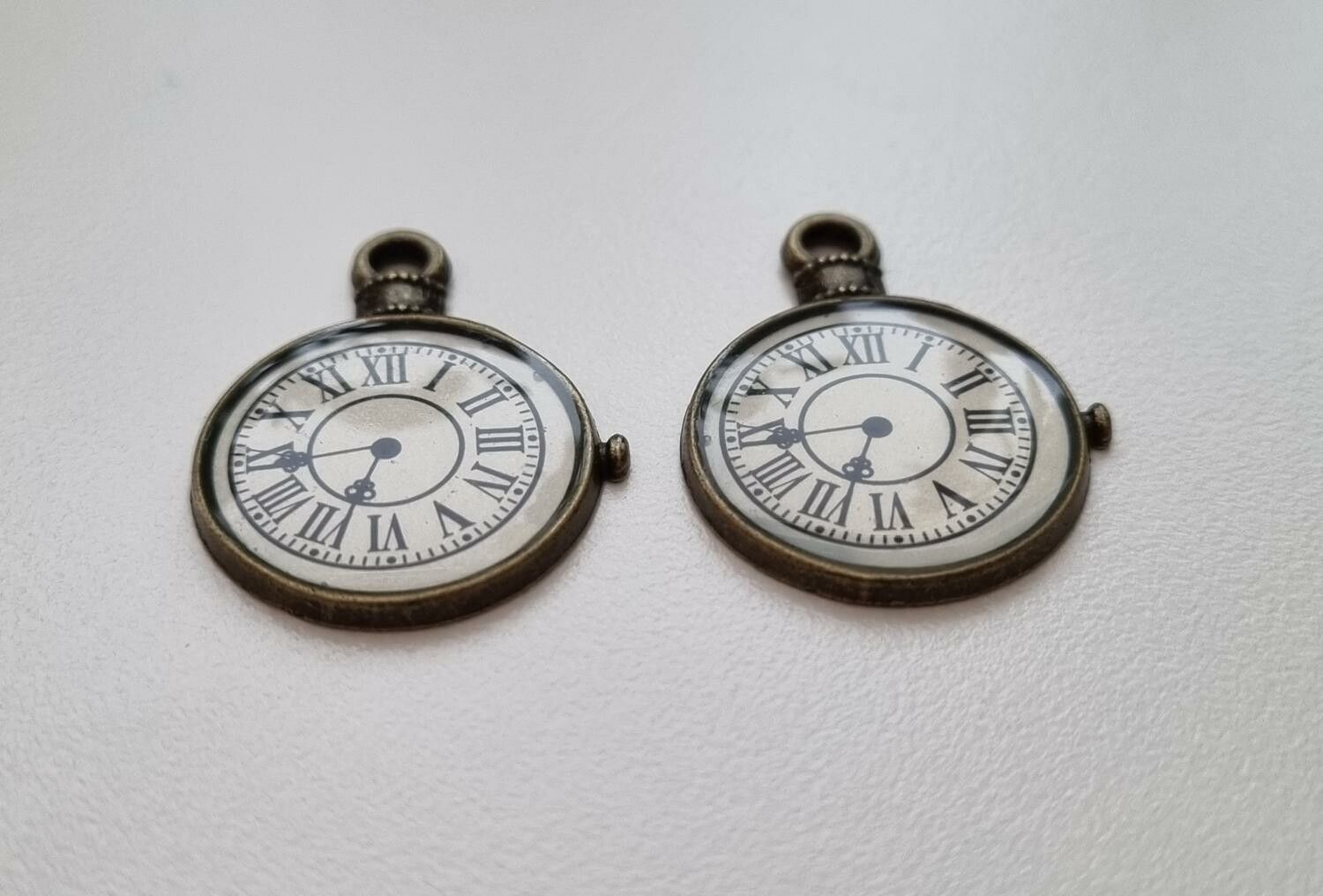 Berlocker miniatyr charms Klockor, 2 st