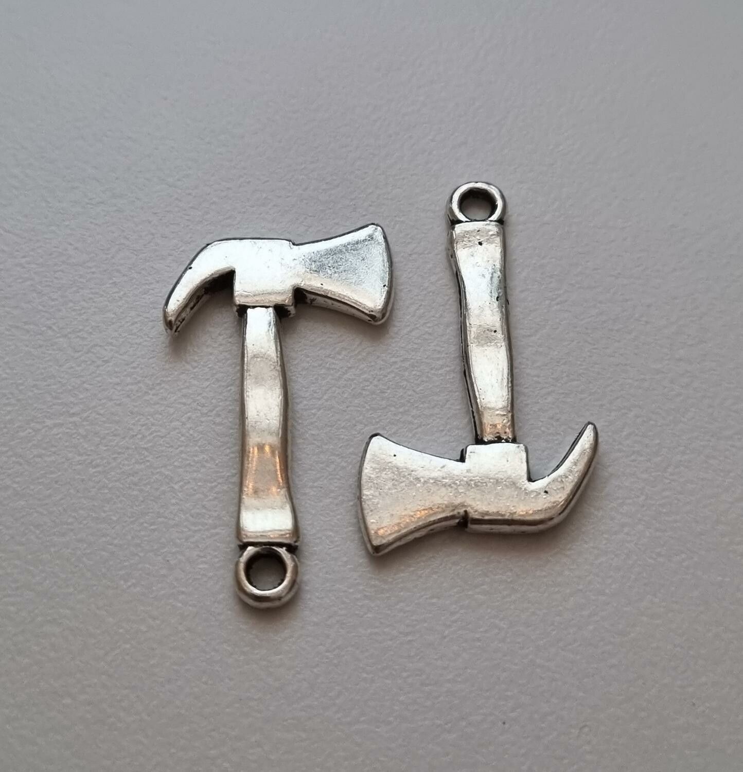 Berlocker Charms Miniatyr Yxa / hammare, 2 st silverfärgade