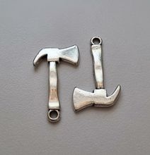 Berlocker Charms Miniatyr Yxa / hammare, 2 st silverfärgade