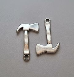 Berlocker Charms Miniatyr Yxa / hammare, 2 st silverfärgade