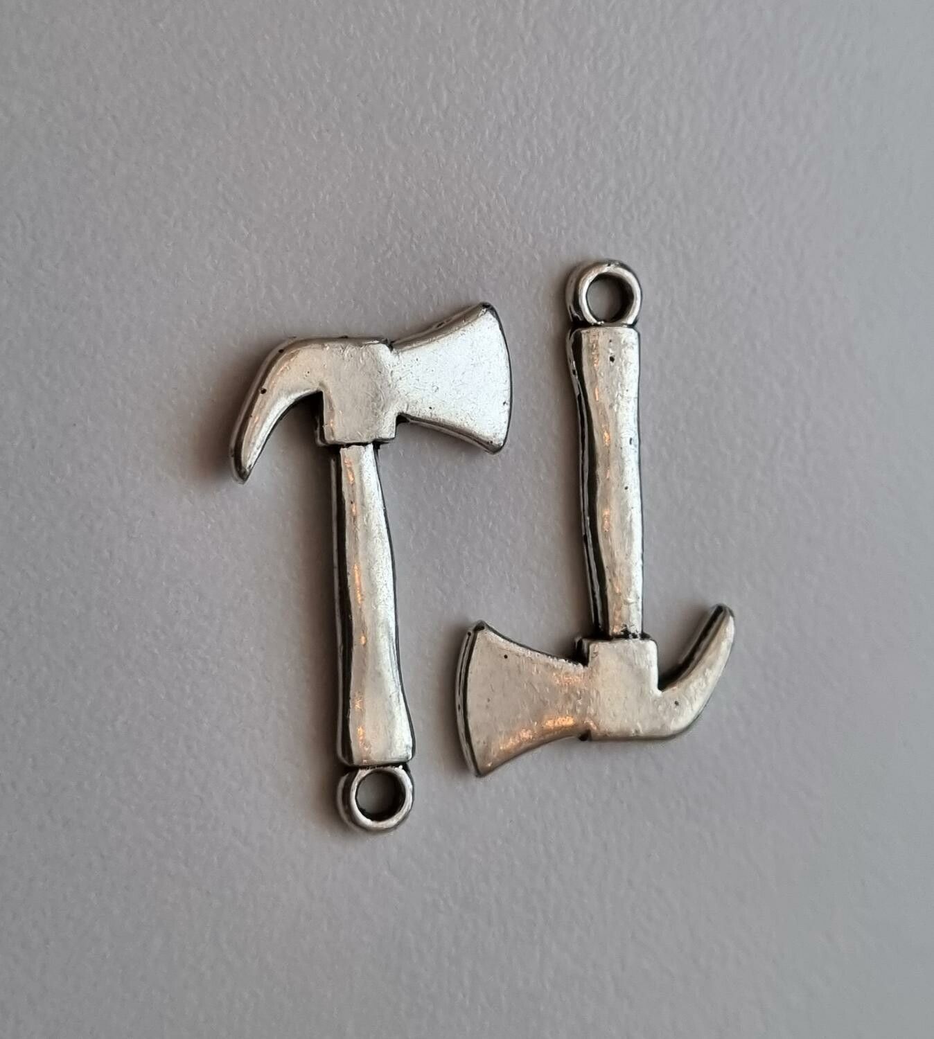 Berlocker Charms Miniatyr Yxa / hammare, 2 st silverfärgade