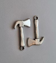 Berlocker Charms Miniatyr Yxa / hammare, 2 st silverfärgade