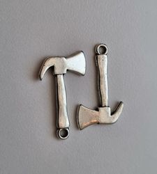 Berlocker Charms Miniatyr Yxa / hammare, 2 st silverfärgade