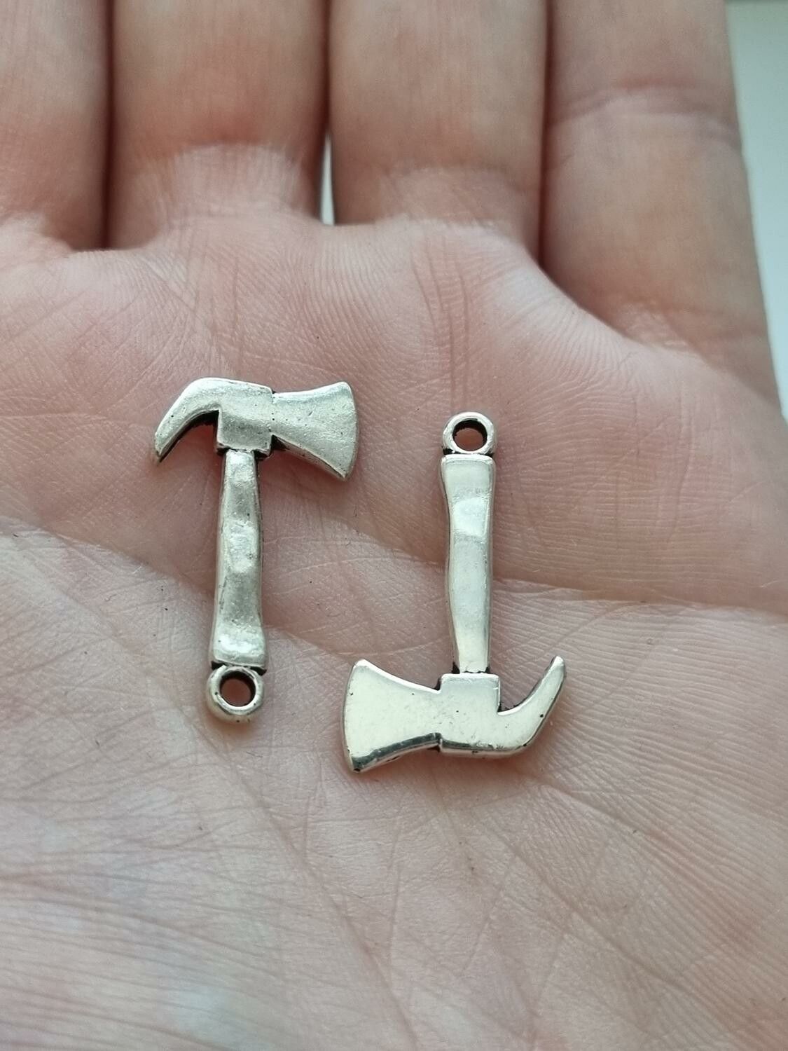 Berlocker Charms Miniatyr Yxa / hammare, 2 st silverfärgade