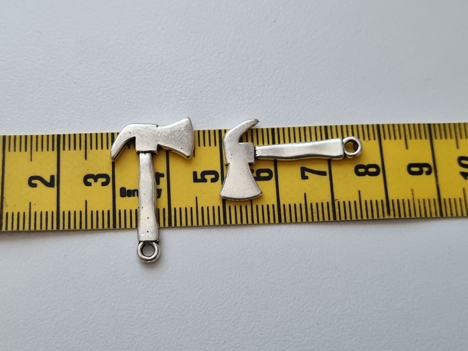 Berlocker Charms Miniatyr Yxa / hammare, 2 st silverfärgade