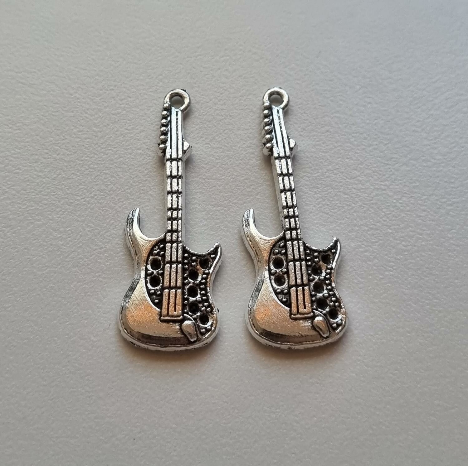 Berlocker Charms Miniatyr Gitarr, 2 st i antiksilverfärg