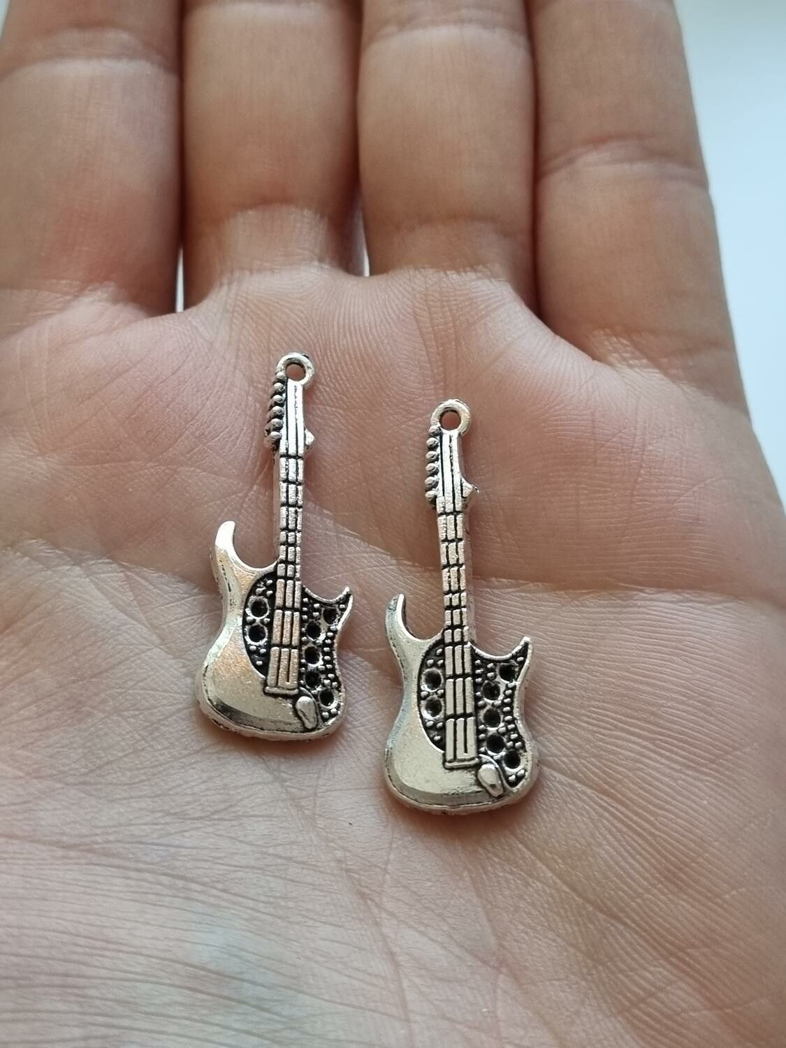 Berlocker Charms Miniatyr Gitarr, 2 st i antiksilverfärg