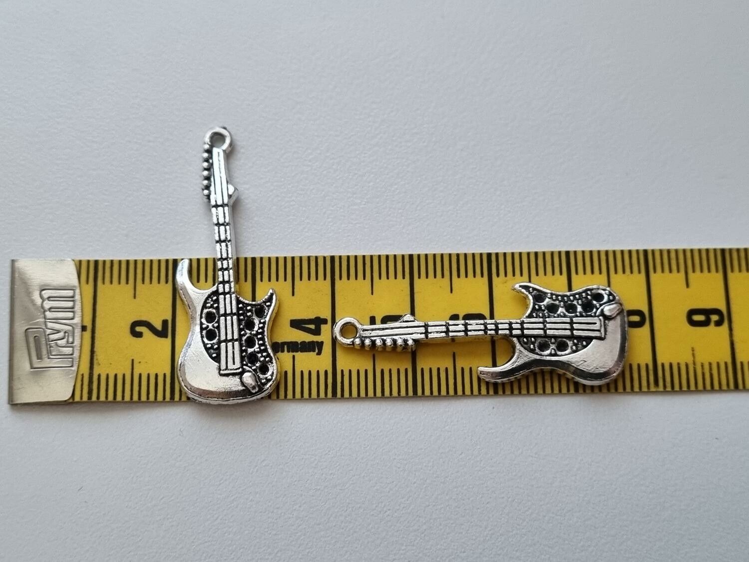 Berlocker Charms Miniatyr Gitarr, 2 st i antiksilverfärg
