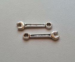 Berlocker Charms Miniatyr Skiftnyckel / blocknyckel, 2 st i antiksilverfärg