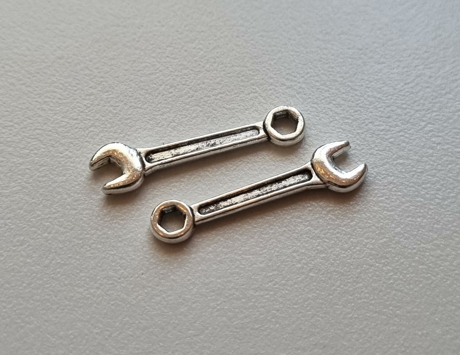 Berlocker Charms Miniatyr Skiftnyckel / blocknyckel, 2 st i antiksilverfärg