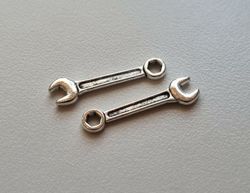 Berlocker Charms Miniatyr Skiftnyckel / blocknyckel, 2 st i antiksilverfärg