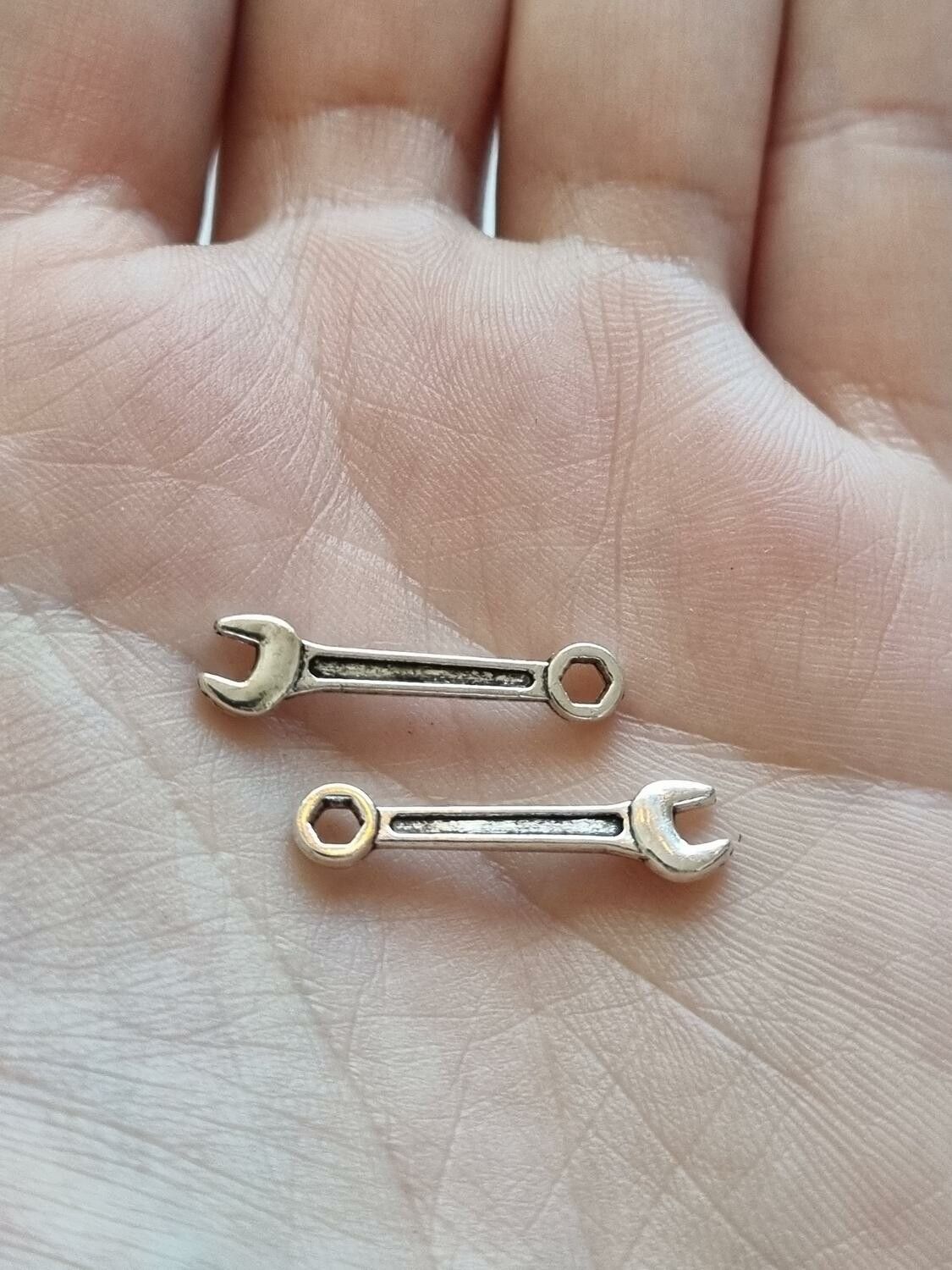 Berlocker Charms Miniatyr Skiftnyckel / blocknyckel, 2 st i antiksilverfärg