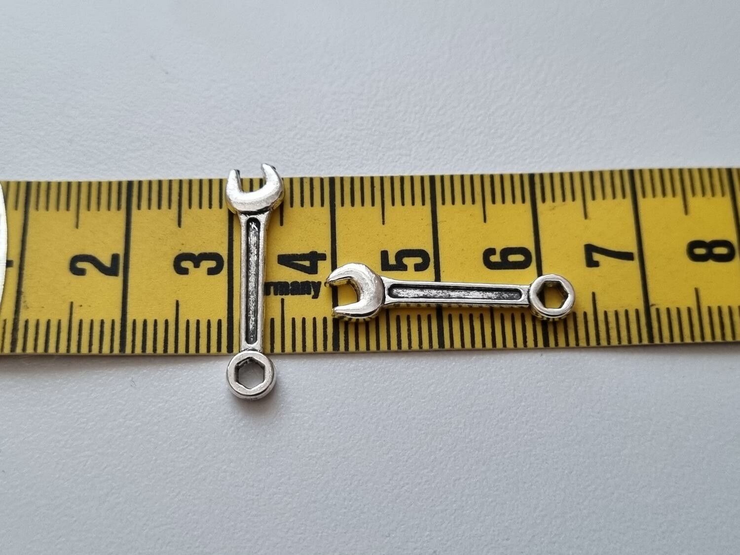 Berlocker Charms Miniatyr Skiftnyckel / blocknyckel, 2 st i antiksilverfärg