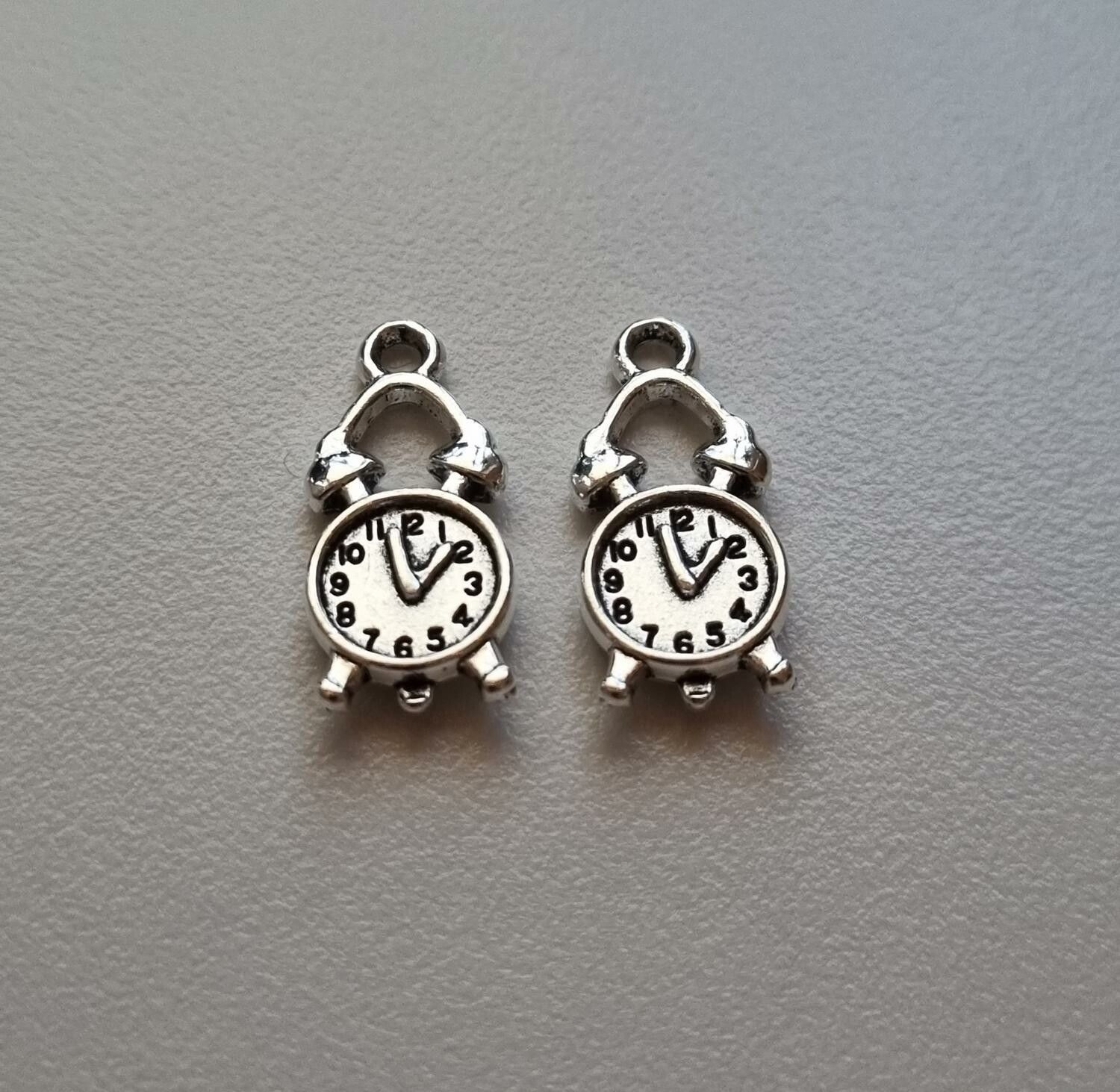 Berlocker Charms Miniatyr Klockor. 2 st Silverfärgade miniklockor