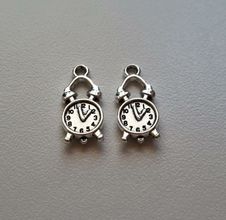 Berlocker Charms Miniatyr Klockor. 2 st Silverfärgade miniklockor