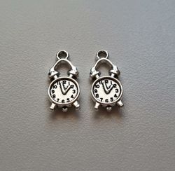 Berlocker Charms Miniatyr Klockor. 2 st Silverfärgade miniklockor