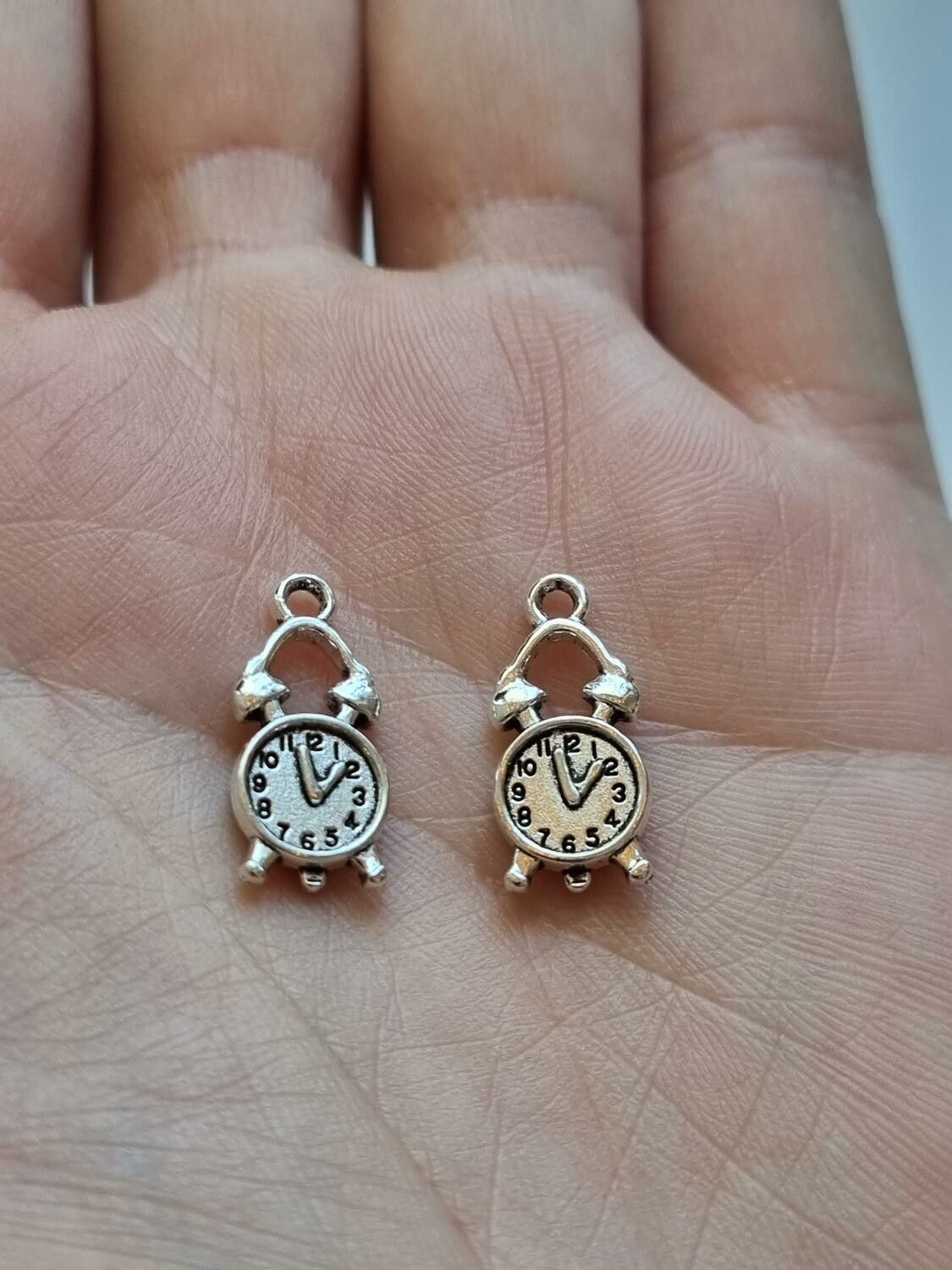 Berlocker Charms Miniatyr Klockor. 2 st Silverfärgade miniklockor