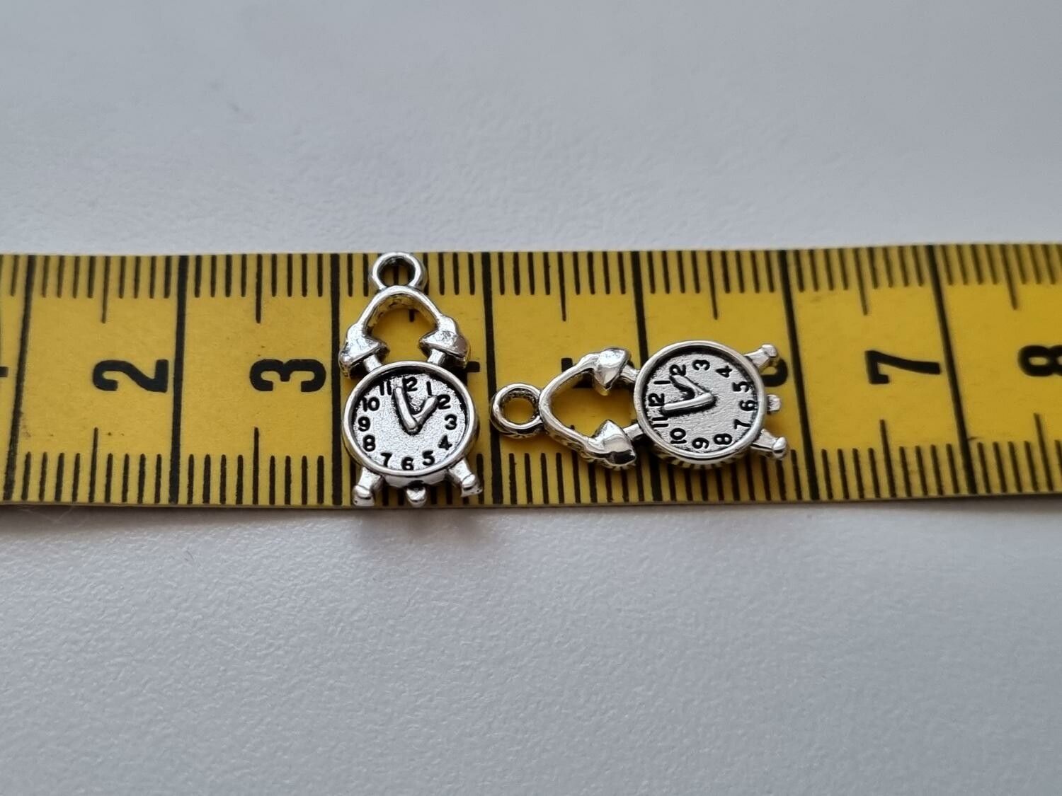 Berlocker Charms Miniatyr Klockor. 2 st Silverfärgade miniklockor