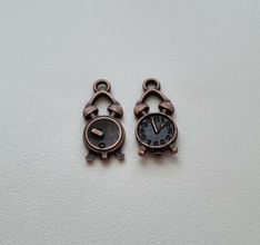 Berlocker Charms Miniatyr Klockor. 2 st Kopparfärgade miniklockor