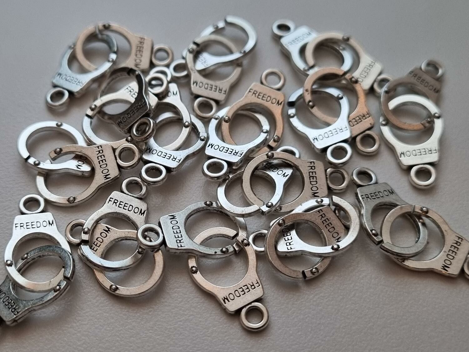 Berlocker Charms - Handbojor
