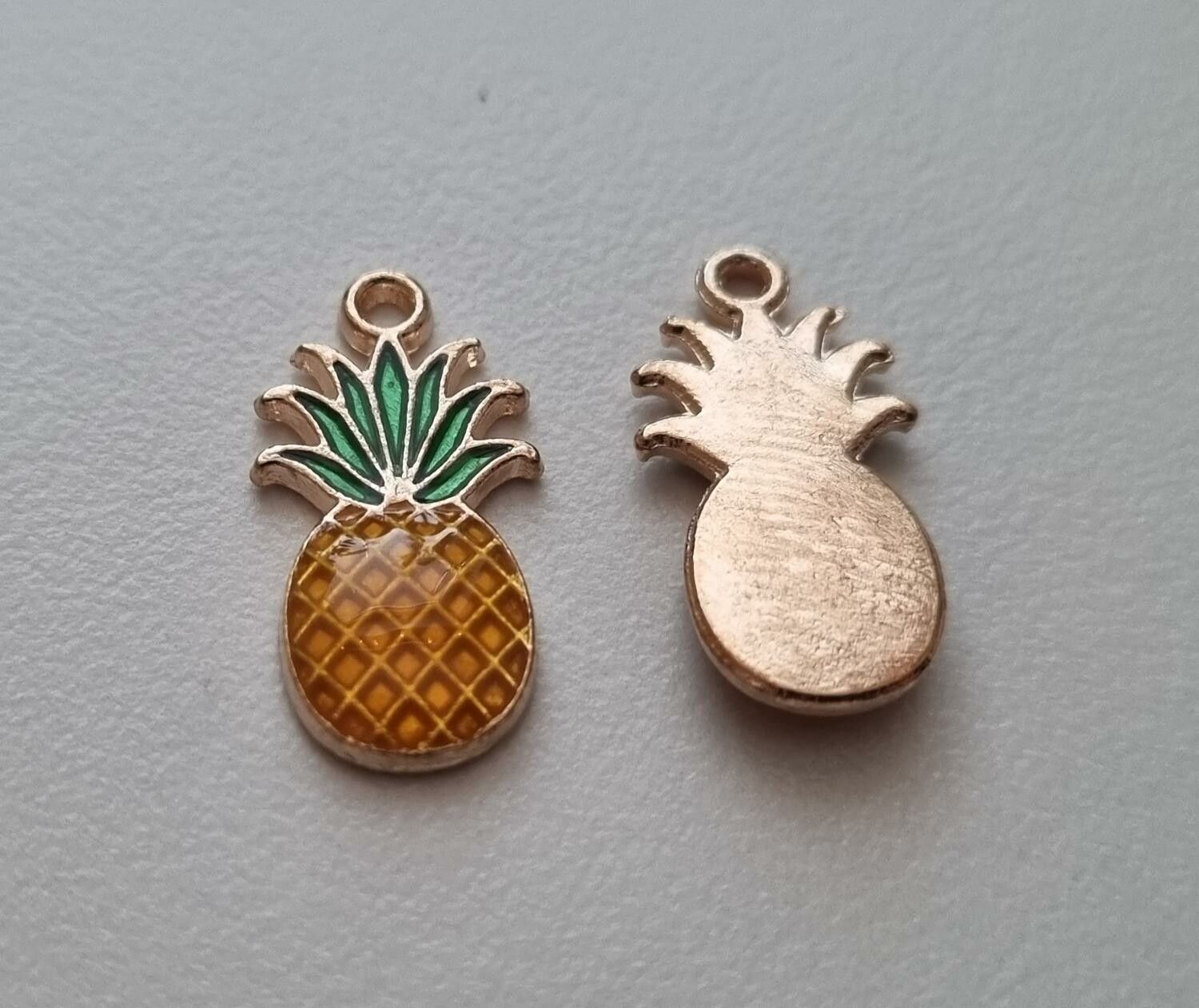 2 st ananas / ananasberlocker -Berlocker / charms