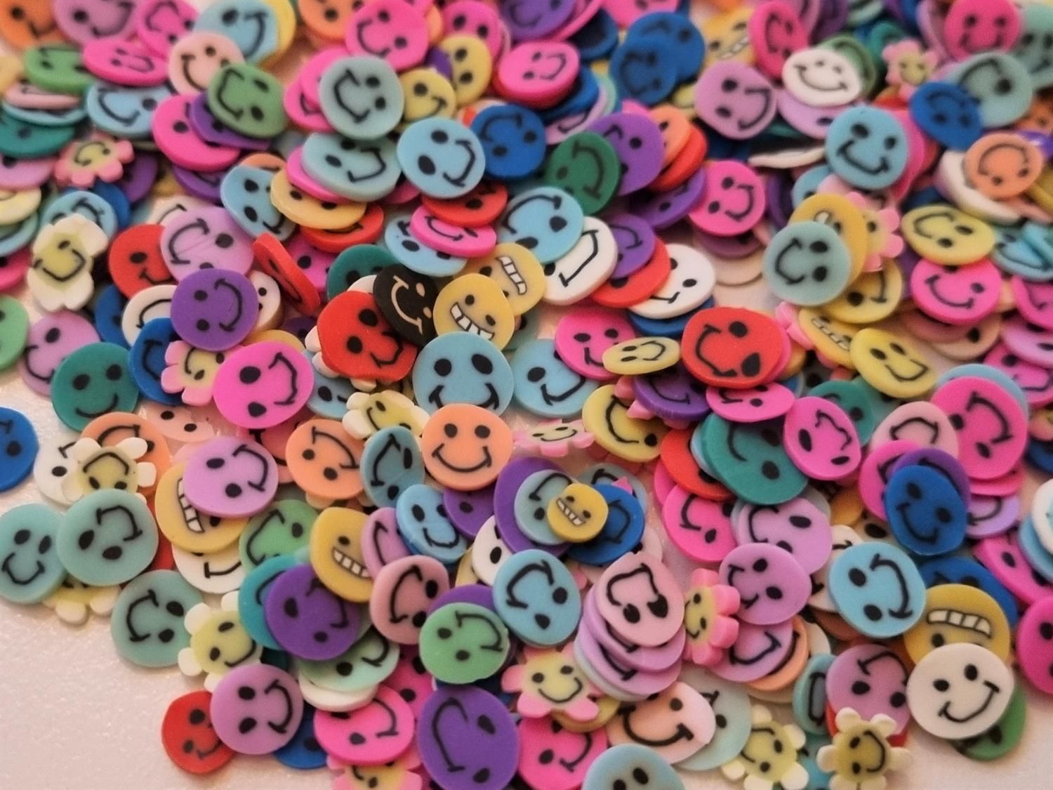 1000 st små smileys av mjuk lera, polymerlera för scrapbooking