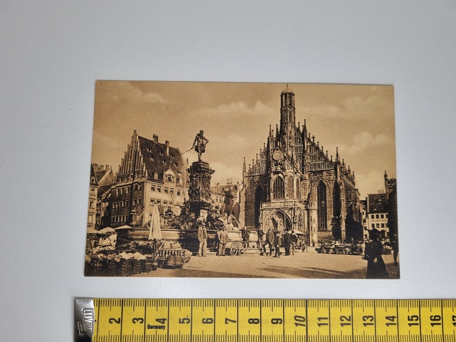 Äldre vykort. Nürnberg. Neptunbrunnen mit Frauenkirche