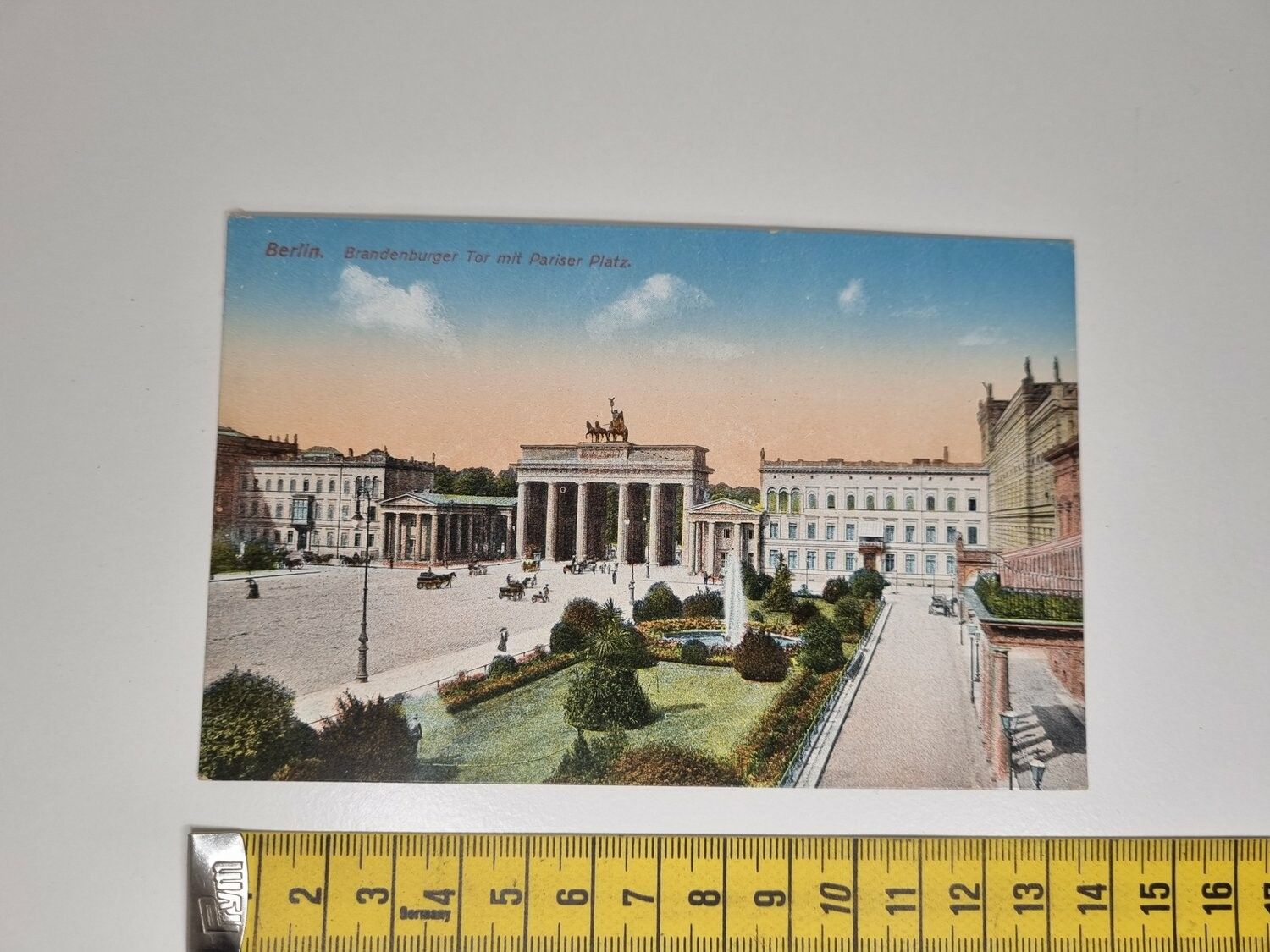 Äldre vykort. Berlin. Brandenburger Tor mit Pariser Platz