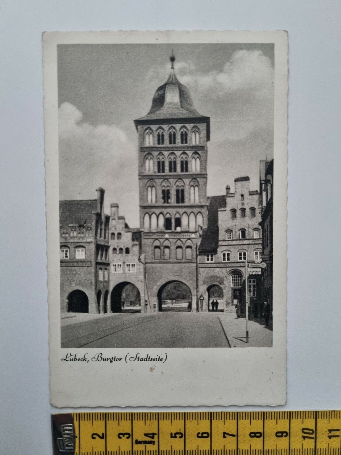 Äldre vykort, Lübeck, Burgtor (Stadtseite), 1945