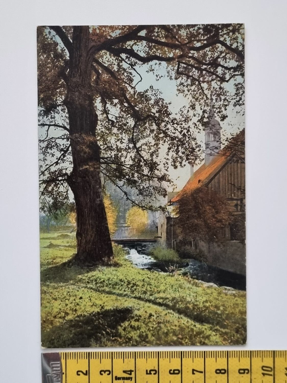 Äldre vykort, hus med bäck och träd