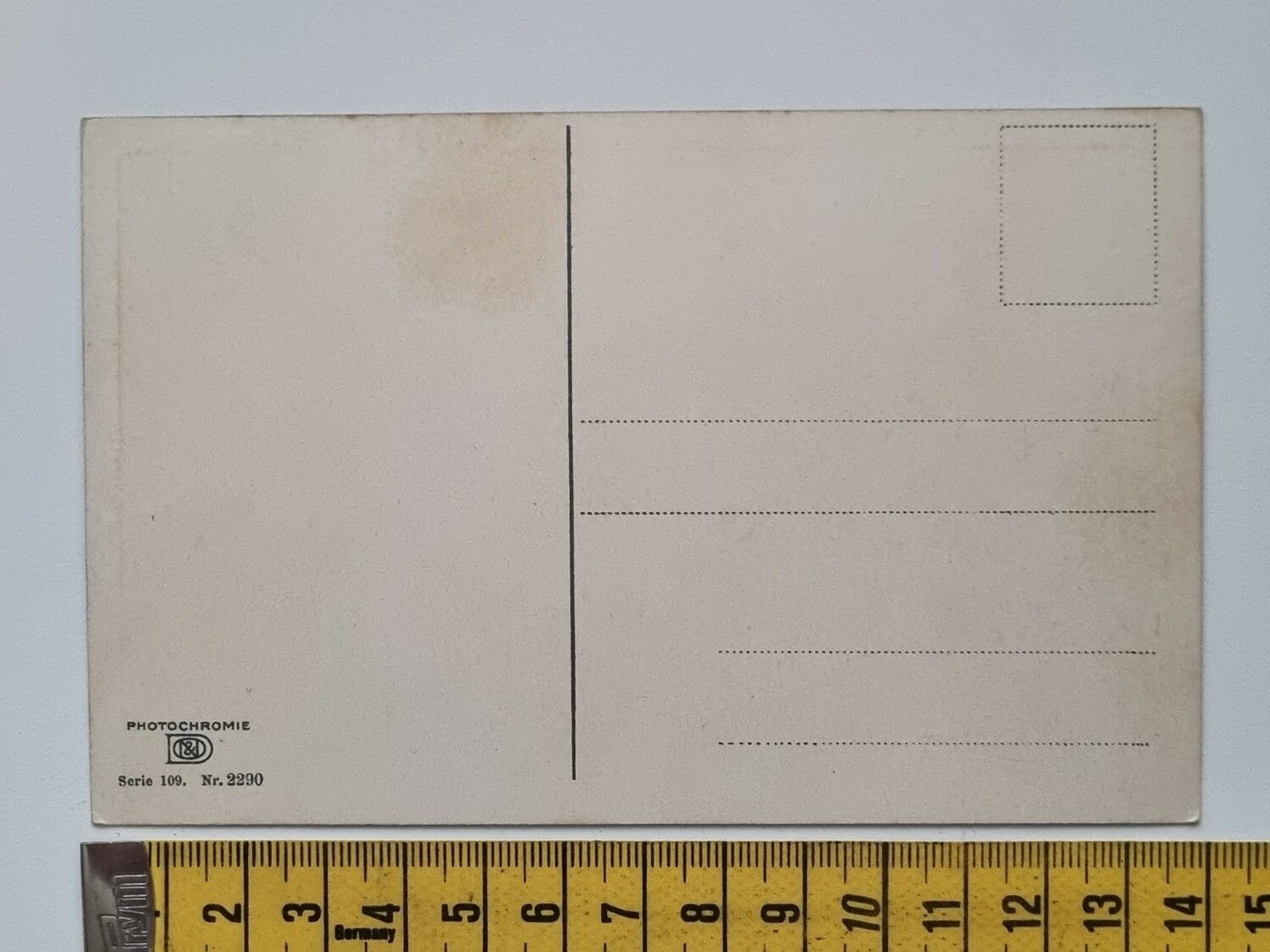Äldre vykort, hus med bäck och träd