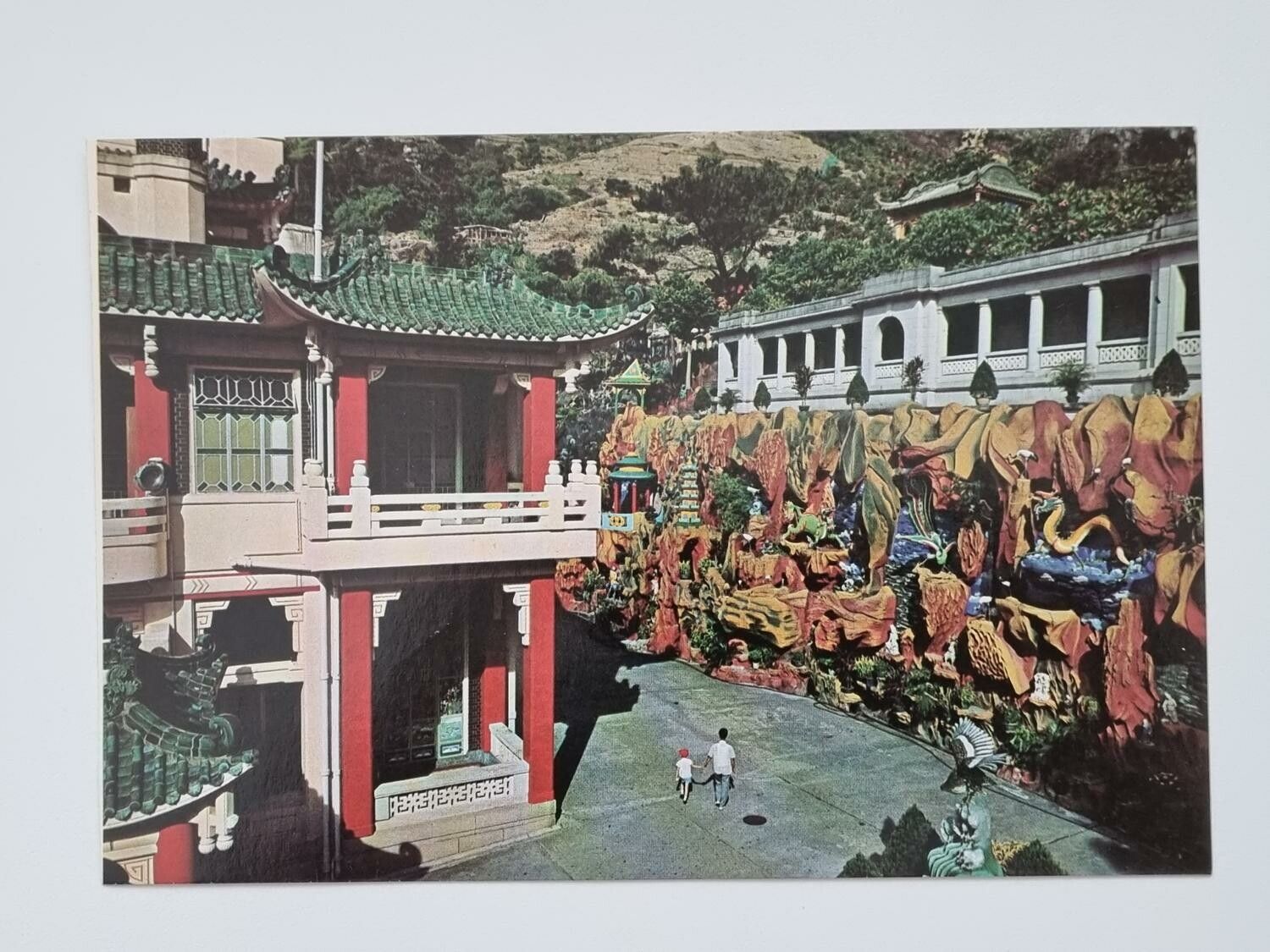 Vykort - The artificial wall showing with chinese dragon and phoenix