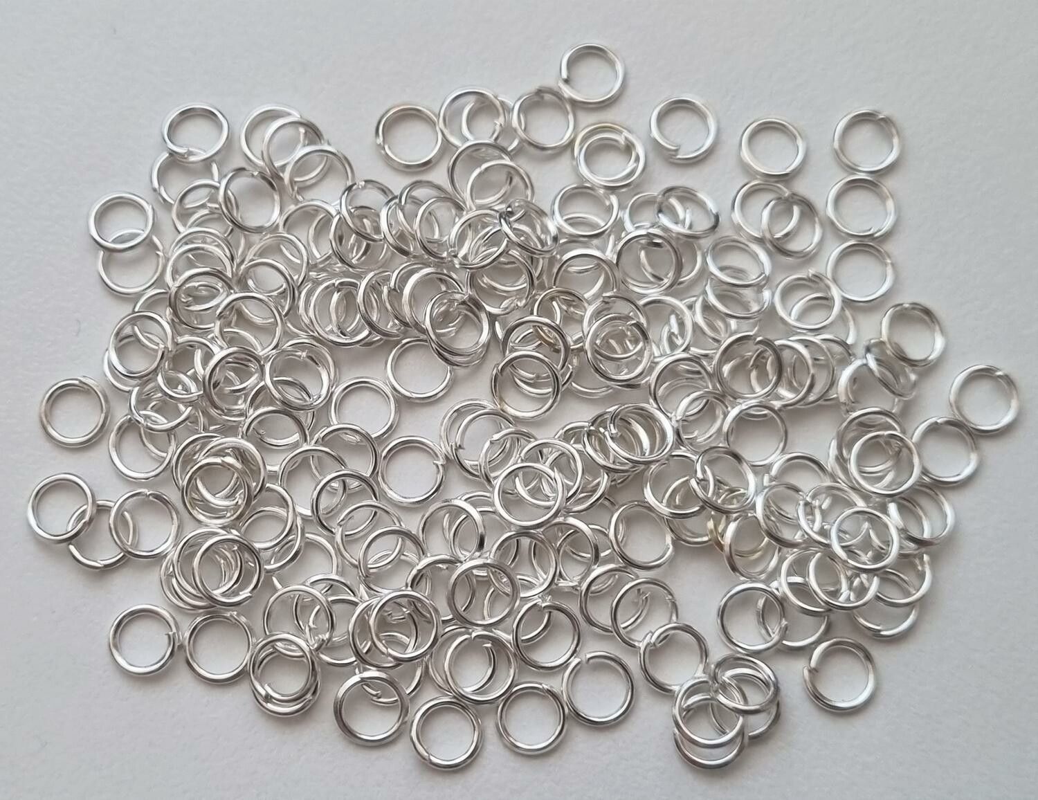 100 st jumprings / bindringar (5 mm, vita/ljus silver)