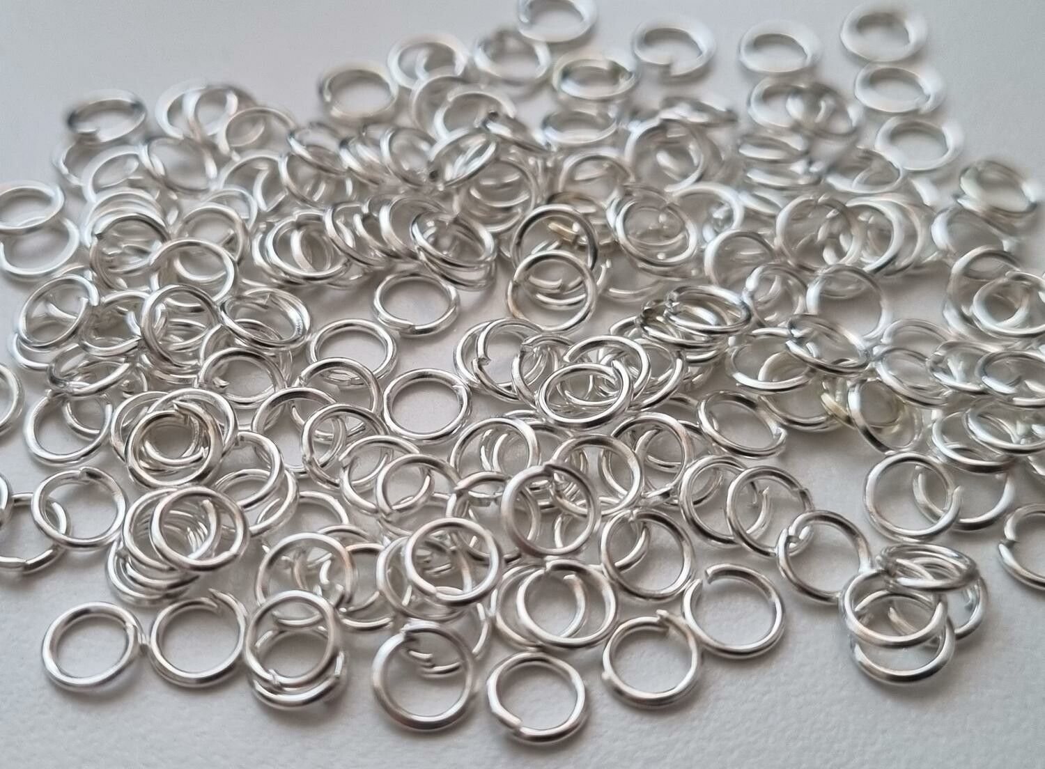 100 st jumprings / bindringar (5 mm, vita/ljus silver)